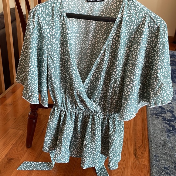 Green and cream vneck top size medium runs small NEW without tags - Picture 2 of 8